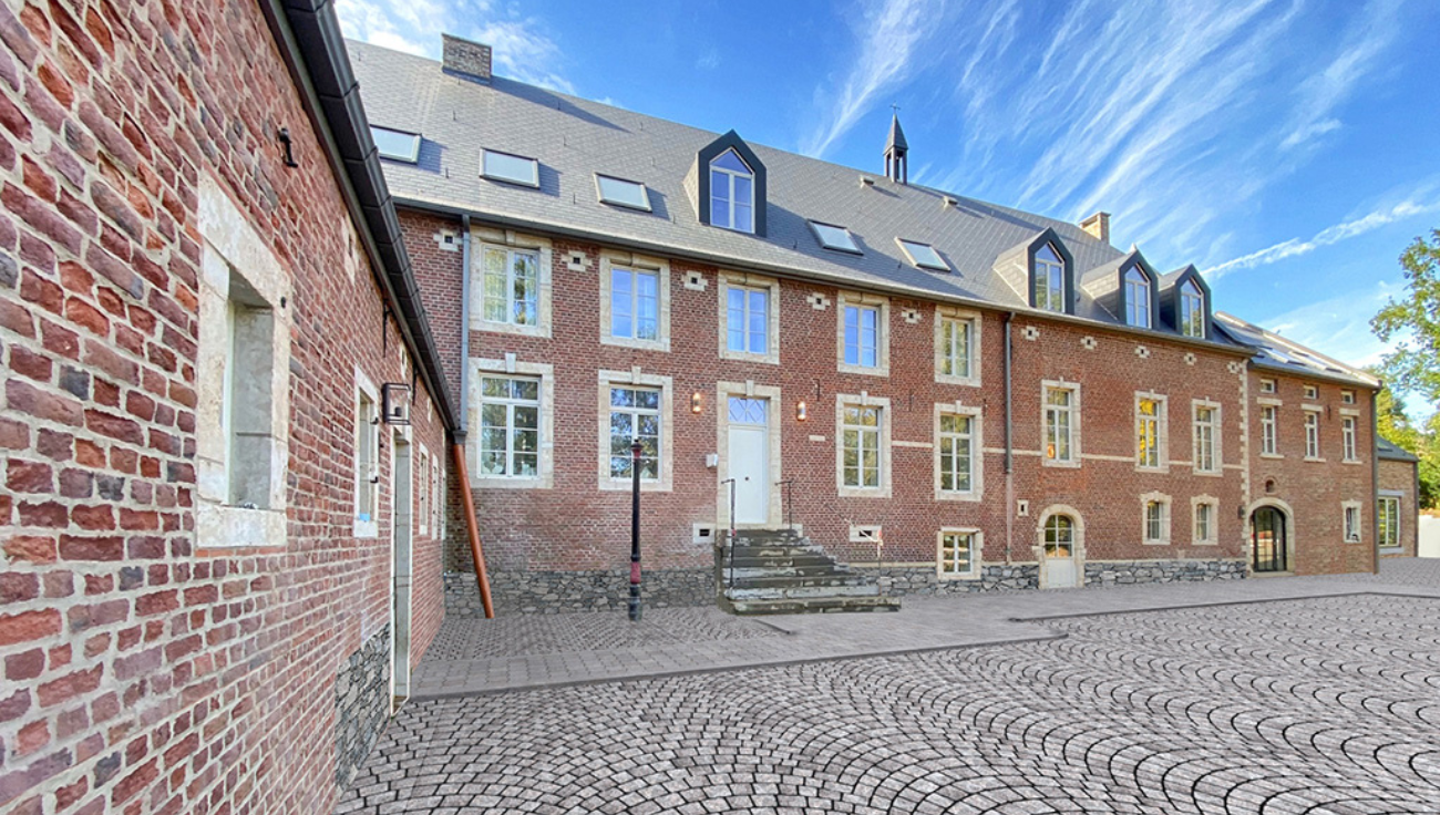 Home staging virtuel cour pavé